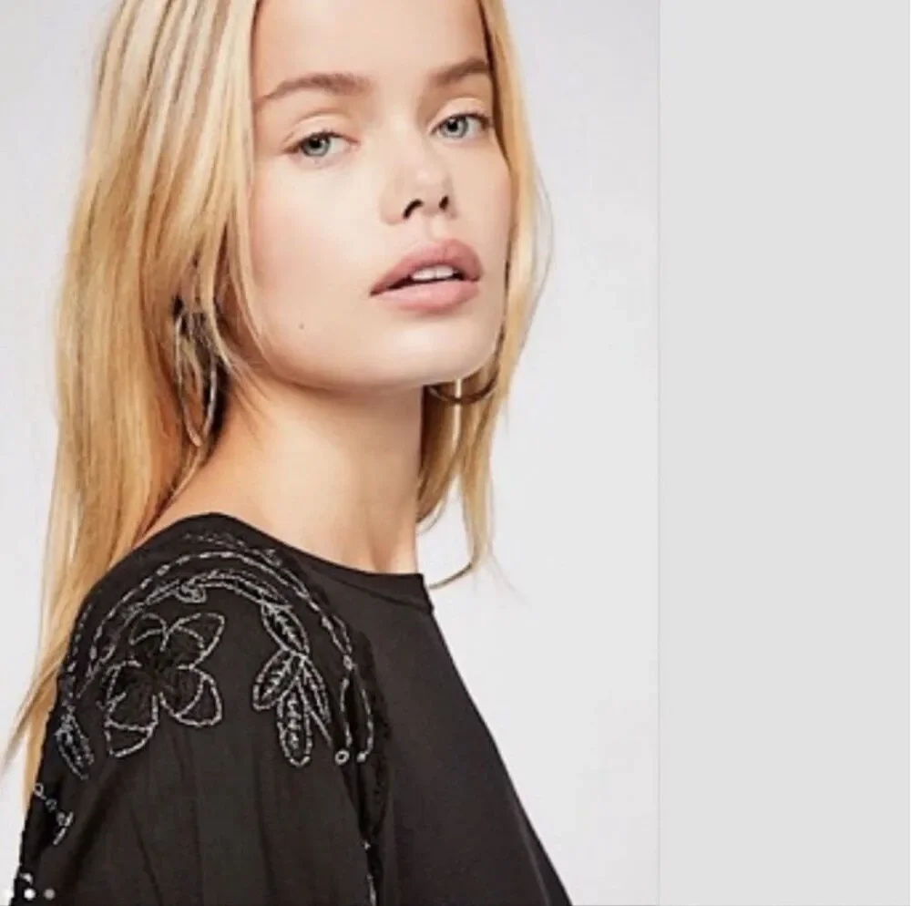 ✨FREE PEOPLE Embroidered Penny Tee Shirt Black Sz Small Top✨